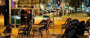 Die Ordnungsmacht im Kampf mit dem entgrenzenden Rausch: Corona-Polizeikontrolle in der Friedrichshainer Simon-Dach-Straße.