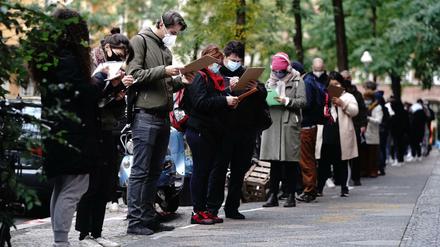 Warten auf den Corona-Test vor einer Arztpraxis im Bezirk Neukölln - die Kapazitäten sind am Limit. 