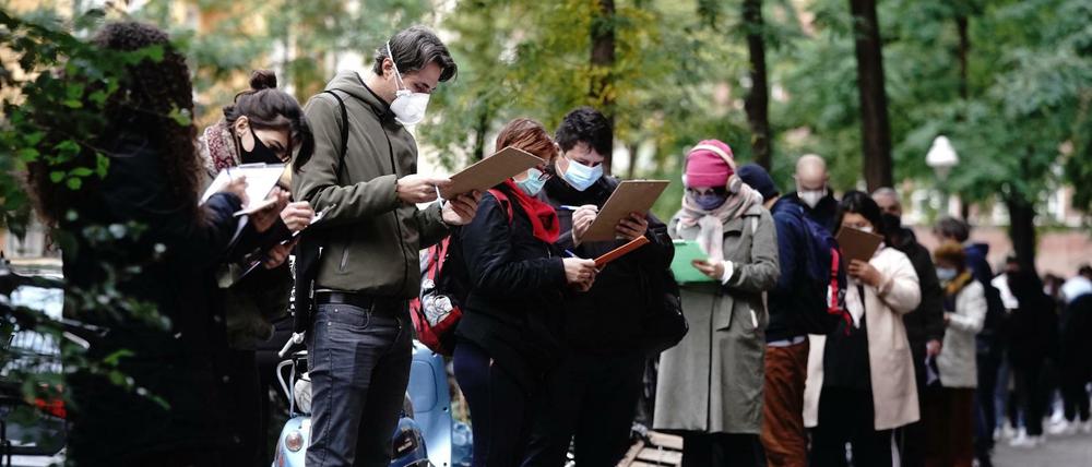 Warten auf den Corona-Test vor einer Arztpraxis im Bezirk Neukölln - die Kapazitäten sind am Limit.