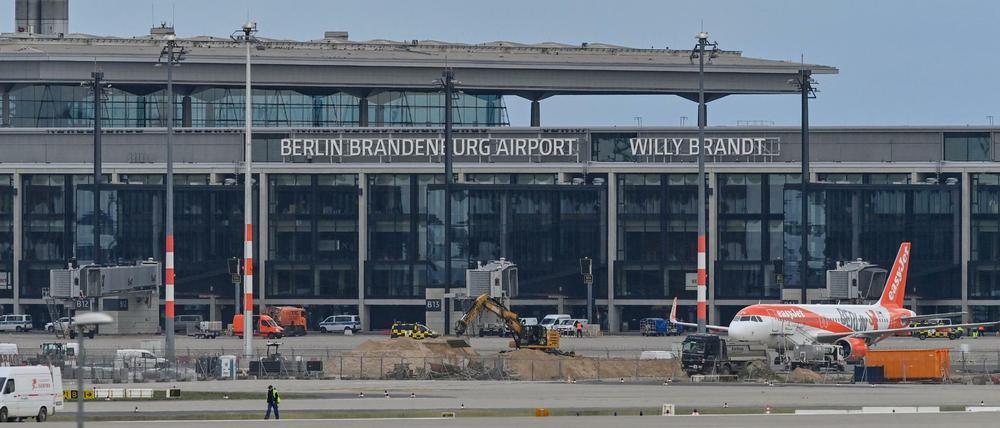 Blick auf das Terminal mit dem Vorfeld vom Flughafen Berlin Brandenburg Airport "Willy Brandt" (BER).