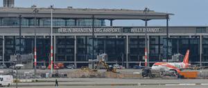 Blick auf das Terminal mit dem Vorfeld vom Flughafen Berlin Brandenburg Airport "Willy Brandt" (BER).