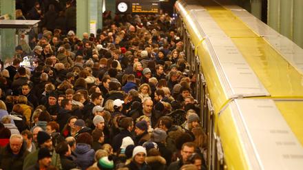 So sah es beim letzten großen Streik 2018 aus: Tausende sammelten sich im Berufsverkehr auf den Bahnsteigen und in den Bahnen. Hier auf einem Bahnsteig der U5.