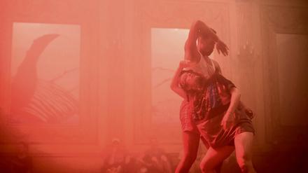 In einer Zwischenwelt. Die in Berlin lebenden Tänzer Emma Howes und Justin Kennedy vermitteln verschiedene Arten von Trance. Im Gropius Bau werden sie ihre neu konzipierte Science-Fiction-Oper „Unfurl“ aufführen.