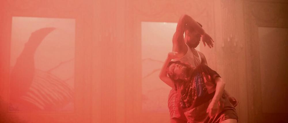 In einer Zwischenwelt. Die in Berlin lebenden Tänzer Emma Howes und Justin Kennedy vermitteln verschiedene Arten von Trance. Im Gropius Bau werden sie ihre neu konzipierte Science-Fiction-Oper „Unfurl“ aufführen.