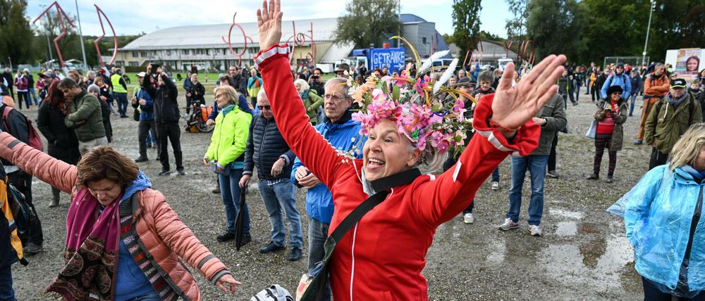 Querdenken-Demonstranten in Bewegung.