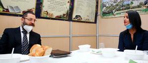 Beim Laubhüttenfest. Sawsan Chebli mit Rabbiner Yehuda Teichtal.