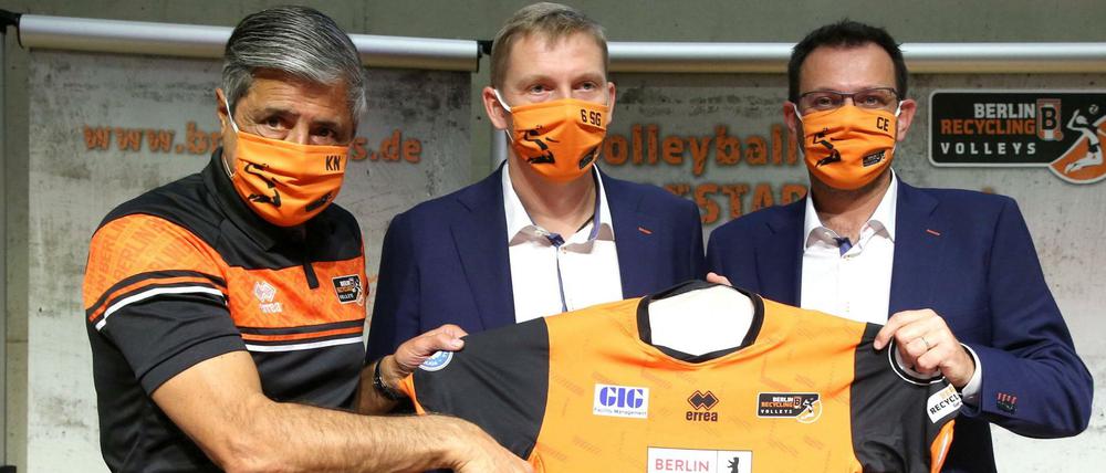 Männer mit Maske. Manager Niroomand, Cheftrainer Enard der neue Volleys-Kapitän Sergej Grankin.