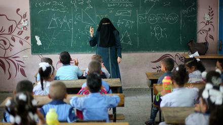 Auch in Mathe, hier an einer Schule in Gaza, wird Hass gegen Juden geschürt – etwa bei der Addition von Märtyrern.