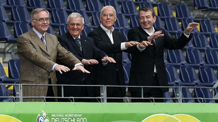 Damals war's. Das Präsidium des Organisationskomitees für die Fußball-Weltmeisterschaft 2006 in Deutschland: Horst R. Schmidt, Theo Zwanziger, Franz Beckenbauer Wolfgang Niersbach (v.l.)