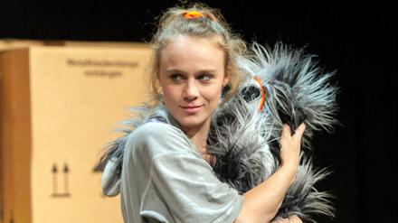 Frech. Anke Retzlaff als Bella.