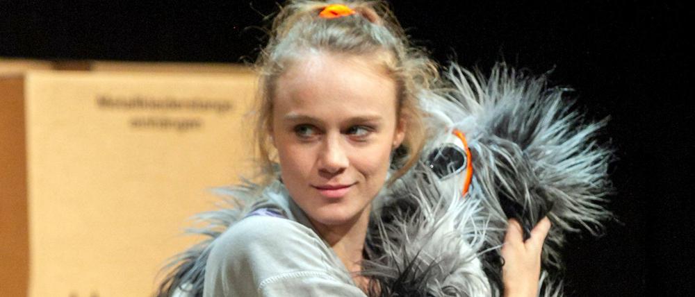 Frech. Anke Retzlaff als Bella.