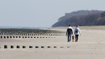 Herbstwanderung am Ostseestrand - für viele in Deutschland unerreichbar.