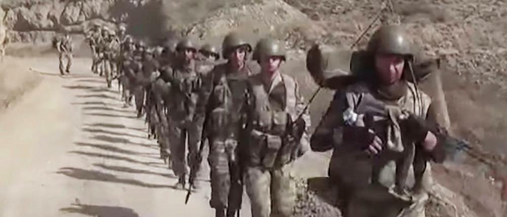 Dieses Videostandbild zeigt aserbaidschanische Soldaten im Kampfgebiet.