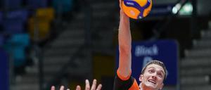 Voll au der Höhe. Der Berliner Cody Kessel (o) schlägt einen Ball in Richtung der Frabkfurter Jakob Günthör (u.l.) und Daniel Malescha (u.r.).