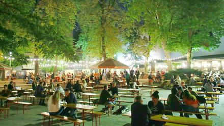 Halb gefüllte Bierbänke im Prater-Biergarten in Berlin-Prenzlauer Berg.
