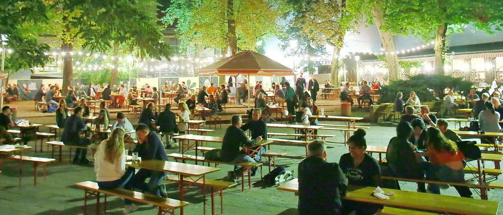 Halb gefüllte Bierbänke im Prater-Biergarten in Berlin-Prenzlauer Berg.