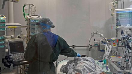 Bei schweren Verläufen müssen Covid-19-Patienten an ein Beatmungsgerät angeschlossen werden. 