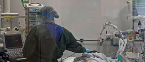 Bei schweren Verläufen müssen Covid-19-Patienten an ein Beatmungsgerät angeschlossen werden. 
