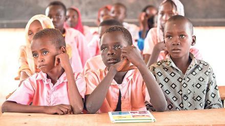 Ohne Schuldenerlass müssen viele afrikanische Länder ihre Programme für Schulen und Gesundheit kürzen, weil ihnen das Geld ausgeht. 