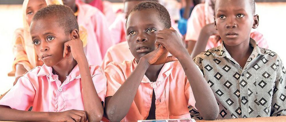 Ohne Schuldenerlass müssen viele afrikanische Länder ihre Programme für Schulen und Gesundheit kürzen, weil ihnen das Geld ausgeht.