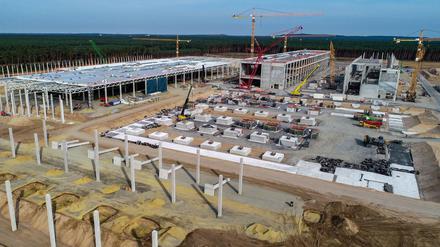 Blick über die Baustelle der Tesla Gigafactory.