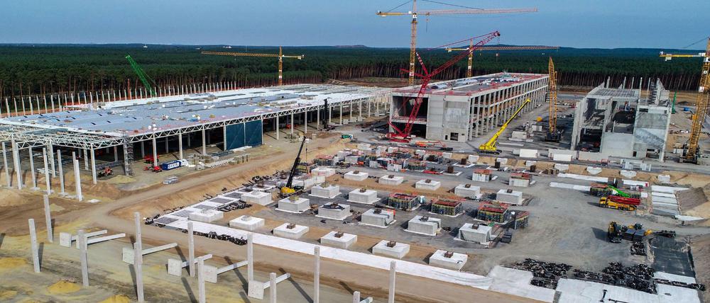 Blick über die Baustelle der Tesla Gigafactory.