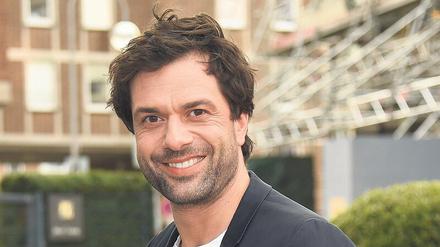 Schauspieler Kai Schumann, 44, hat einen syrischen Vater, den er nie kennenlernte. Er erlebte Rassismus in der DDR und schloss sich nach 1989 der Antifa an. Mit der am Mittwoch (19 Uhr 25) startenden Staffel endet die ZDF-Vorabendserie „Heldt“. 