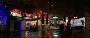 Alles leer und ziemlich dunkel. Sperrstunde am Kottbusser Tor am Freitagabend