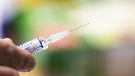 Eine Spritze mit dem Influenza-Impfstoff Vaxigrip Tetra.