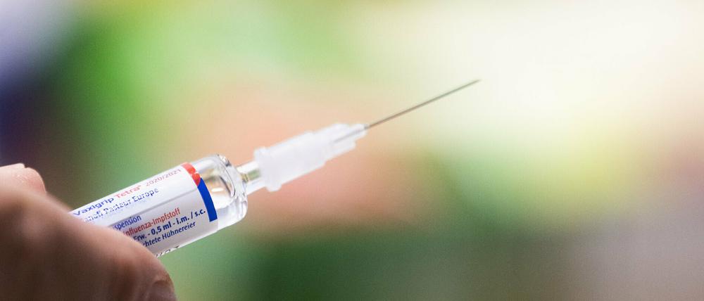 Eine Spritze mit dem Influenza-Impfstoff Vaxigrip Tetra.