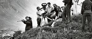 Attentat bei Andermatt. Am 7. Juli 1964 laufen Dreharbeiten auf der Furkapassstraße. Schauspielerin Tania Mallet testet ihr Gewehr.