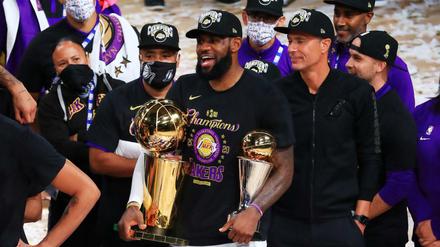 Doppelsieg. Lakers-Star LeBron James mit zwei Pokalen - er wurde auch noch als wertvollster Spieler ausgezeichnet.