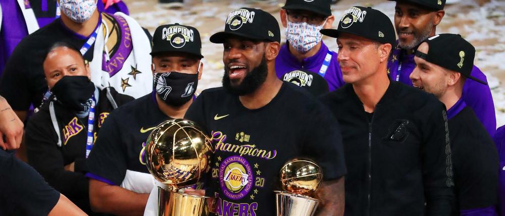 Doppelsieg. Lakers-Star LeBron James mit zwei Pokalen - er wurde auch noch als wertvollster Spieler ausgezeichnet.