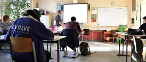 Wo Abstand nicht reicht, soll jetzt ein Schichtsystem helfen.