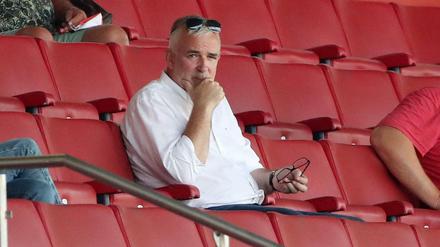 Allein gegen die Infektionsschutzverordnung. „Unser Stadionerlebnis funktioniert nicht mit Abstand, und wenn wir nicht singen und schreien dürfen, dann ist es nicht Union", sagt Dirk Zingler, der Präsident des Klubs. Das erklärt einiges.