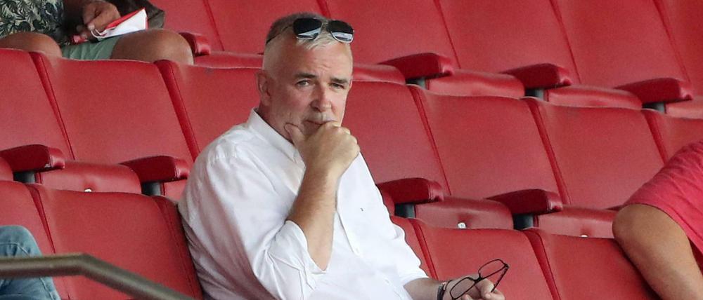 Allein gegen die Infektionsschutzverordnung. „Unser Stadionerlebnis funktioniert nicht mit Abstand, und wenn wir nicht singen und schreien dürfen, dann ist es nicht Union", sagt Dirk Zingler, der Präsident des Klubs. Das erklärt einiges.