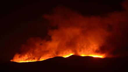 Die Flammen eines Feuers auf dem Kilimandscharo