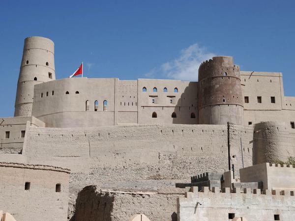 Eines der in Lehmziegelarchitektur errichteten Forts im Oman, das mit staatlichen Mitteln wiederaufgebaut wurde.