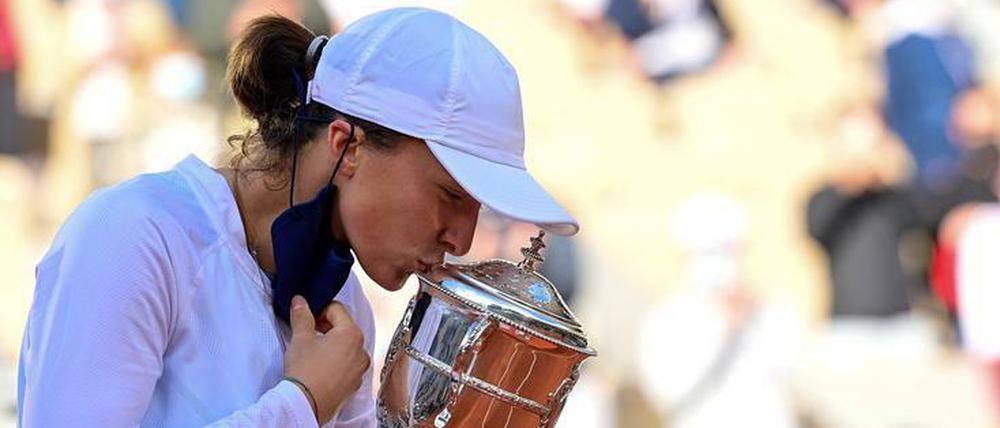 Tausche Pokal gegen Maske. Mit Iga Swiatek musste man vor den French Open nicht unbedingt rechnen.