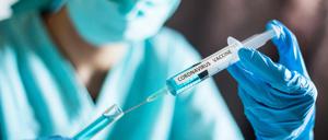 Das RKI hat in einem Strategiepapier erklärt, wie es nach der Verfügbarkeit eines Corona-Impfstoffes weitergehen soll (Symbolbild).