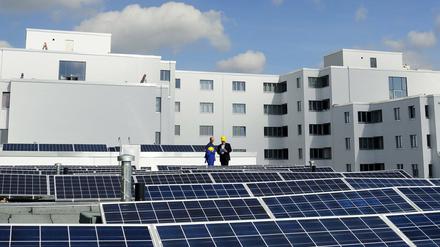 Die Zukunft liegt für Aygül Özkan im Quartier. Jedes Dach sollte eine Solaranlage haben – wie hier bereits in der Gropiusstadt.
