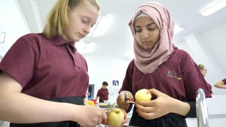 Handarbeit bei BoZz Catering in der Sekundarschule Wilmersdorf.