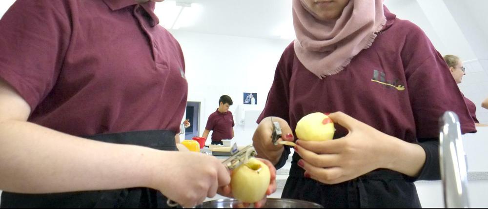 Handarbeit bei BoZz Catering in der Sekundarschule Wilmersdorf.