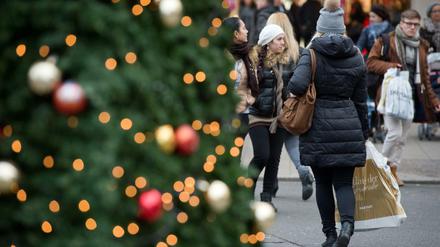 Oder doch lieber online? Diese Frage dürften sich in diesem Jahr viele Kunden vor Weihnachten stellen. 