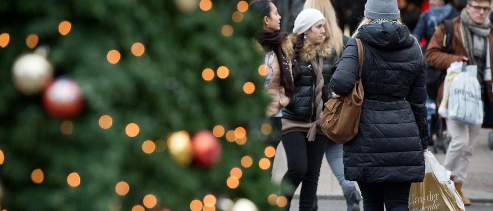 Oder doch lieber online? Diese Frage dürften sich in diesem Jahr viele Kunden vor Weihnachten stellen.