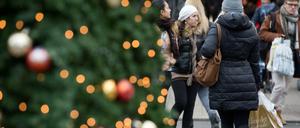 Oder doch lieber online? Diese Frage dürften sich in diesem Jahr viele Kunden vor Weihnachten stellen. 