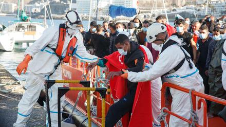 Erste Hilfe. Flüchtlinge werden nach ihrer Ankunft auf Gran Canaria versorgt.