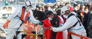 Erste Hilfe. Flüchtlinge werden nach ihrer Ankunft auf Gran Canaria versorgt.