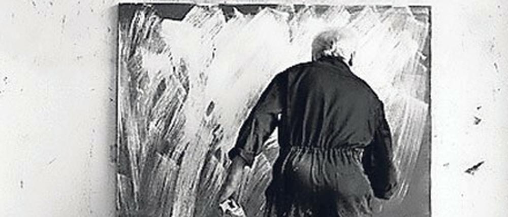 Raimund Girke 1992 in seinem Kölner Atelier in Aktion.