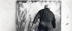 Raimund Girke 1992 in seinem Kölner Atelier in Aktion.